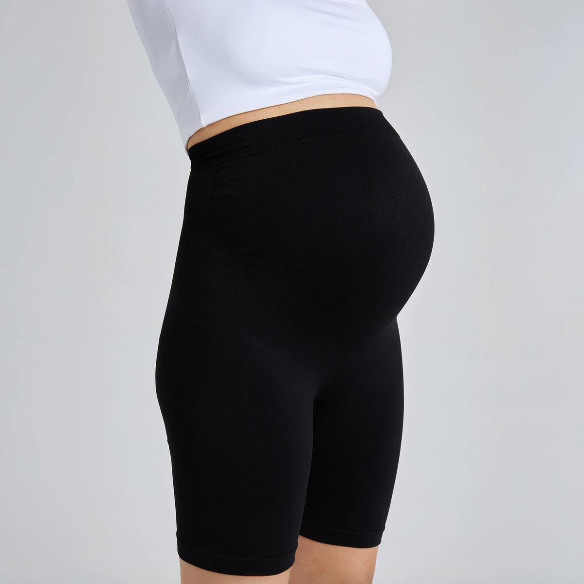 Short de Grossesse NAVEA, coloris noir — porté